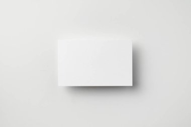 Beyaz arka planda kopya alanı olan kartvizitin üst görünümü 