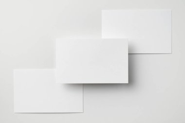 Beyaz arka planda kopya alanı olan boş kartvizitler 