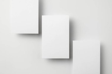 Beyaz arka planda kopya alanı olan boş kartvizitler 