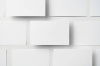 Beyaz arka planda kopya alanı olan boş kartvizitler 