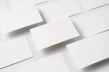 Beyaz arka planda kopya alanı olan boş kartvizitler 