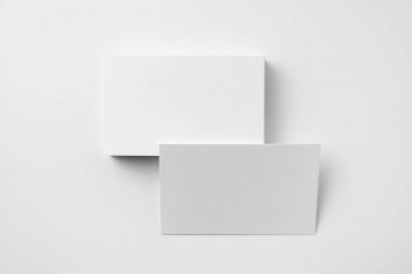 Beyaz arka planda kopya alanı olan boş kartvizitler 