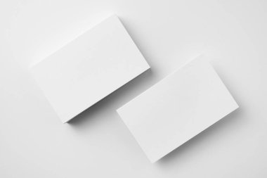 Beyaz arka planda kopya alanı olan boş kartvizitler 