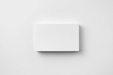 Beyaz arka planda kopya alanı olan kartvizitin üst görünümü 