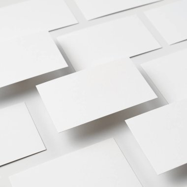 Beyaz arka planda kopya alanı olan boş kartvizitler 