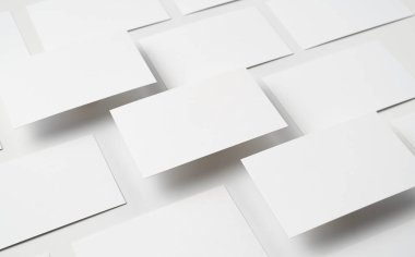 Beyaz arka planda kopya alanı olan boş kartvizitler 