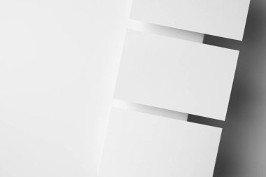 Beyaz arka planda kopya alanı olan üç kartvizit 