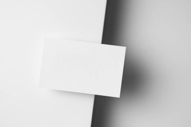 Beyaz arka planda kopya alanı olan kartvizit 