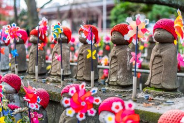 Zojoji tapınağında doğmamış çocukların taş heykellerinin yakın çekim, Tokyo, Japonya