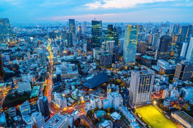 Tokyo, Japonya'da alacakaranlık gökyüzü ile şehir silueti görünümü