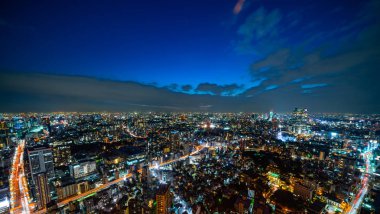 Geceleri şehir binalarının panoramik görünümü, Tokyo, Japonya