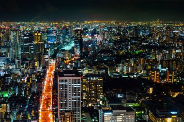 Geceleri Tokyo şehir binalarının havadan görünümü, Japonya