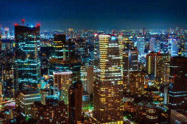 Geceleri Tokyo şehir binalarının havadan görünümü, Japonya