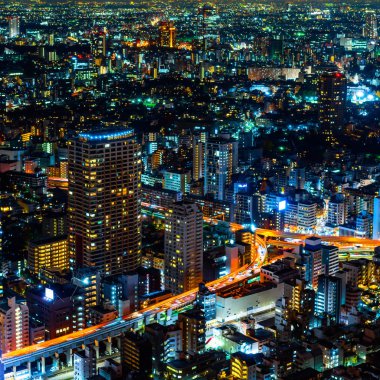 Geceleri Tokyo şehir binalarının havadan görünümü, Japonya