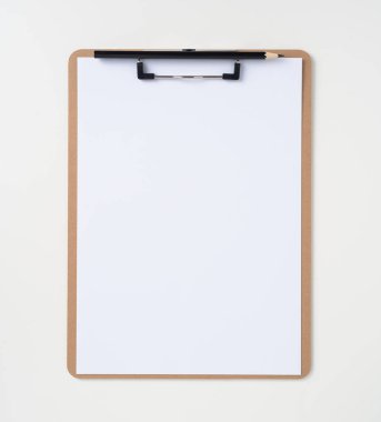 Mockup için beyaz arka plan üzerinde siyah kalem ile kahverengi pano üzerinde A4 çevrilmiş kağıt.