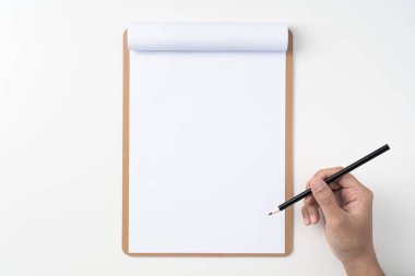 Beyaz a4 üzerinde kalem tutan adam el üst görünümü beyaz arka plan üzerinde izole kahverengi pano ile çevrilmiş kağıt.
