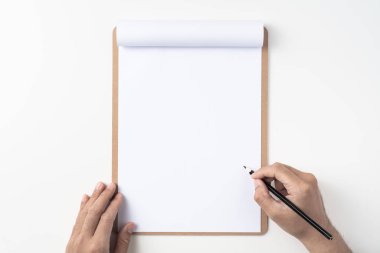 Beyaz a4 üzerinde kalem tutan erkek elleri üst görünümü beyaz arka plan üzerinde izole kahverengi pano ile çevrilmiş kağıt.