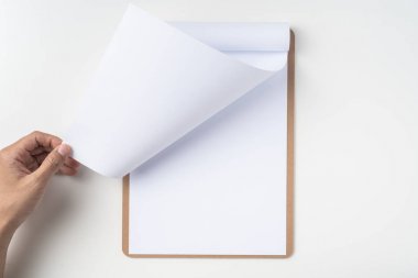 Beyaz arka plan üzerinde izole kahverengi pano üzerinde beyaz A4 çevrilmiş kağıt tutan adam el üst görünümü