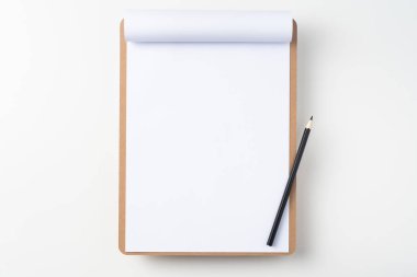 Mockup için beyaz arka plan üzerinde siyah kalem ile kahverengi pano üzerinde A4 çevrilmiş kağıt.