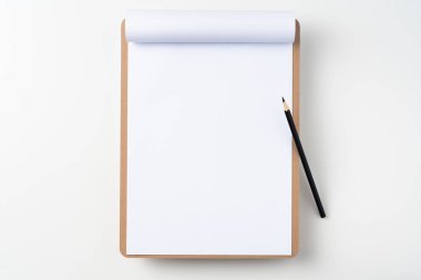 Mockup için beyaz arka plan üzerinde siyah kalem ile kahverengi pano üzerinde A4 çevrilmiş kağıt.