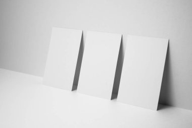 Mockup için beyaz arka planda boş kartvizitler.