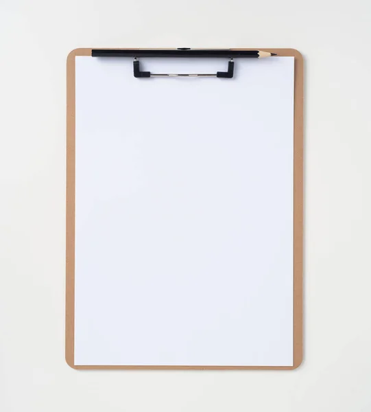 Mockup için beyaz arka plan üzerinde siyah kalem ile kahverengi pano üzerinde A4 çevrilmiş kağıt.
