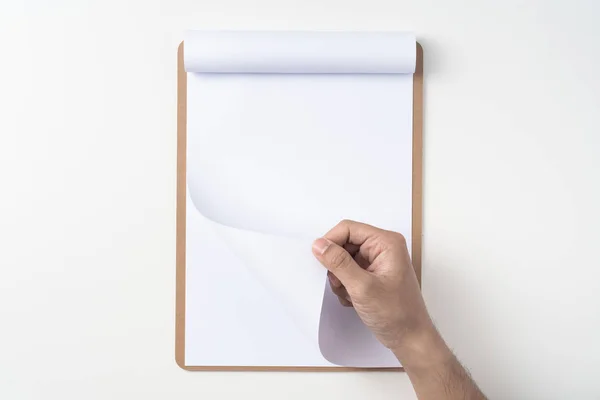 Draufsicht Der Menschenhand Mit Weißem Papier Auf Braunem Klemmbrett Isoliert — Stockfoto