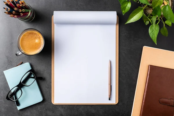 Espaço Cópia Com Caderno Espiral Planta Vaso Óculos Café Lápis — Fotografia de Stock