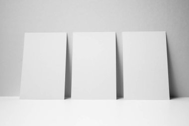 Mockup için beyaz arka planda boş kartvizitler.