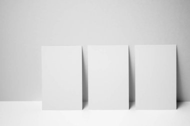 Mockup için beyaz arka planda boş kartvizitler.