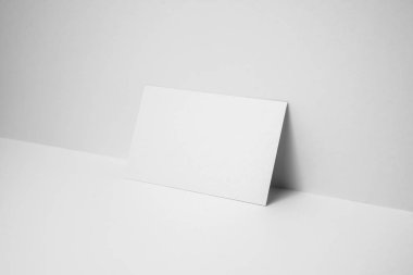 Mockup için beyaz arka planda boş kartvizit.