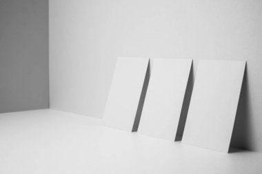 Mockup için beyaz arka planda boş kartvizitler.