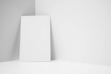 Mockup için beyaz arka planda boş kartvizit.