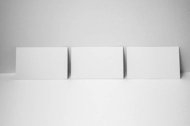 Mockup için beyaz arka planda boş kartvizitler.