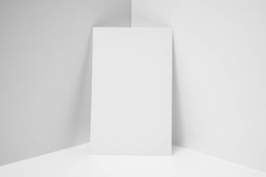 Mockup için beyaz arka planda boş kartvizit.