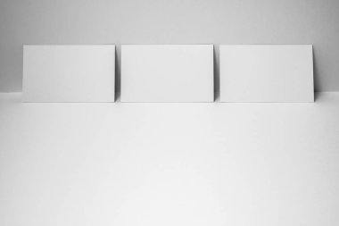 Mockup için beyaz arka planda boş kartvizitler.