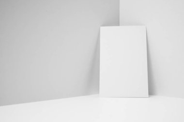 Mockup için beyaz arka planda boş kartvizit.