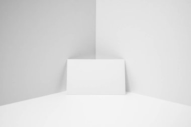 Mockup için beyaz arka planda boş kartvizit.