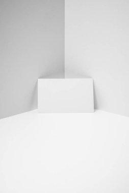 Mockup için beyaz arka planda boş kartvizit.