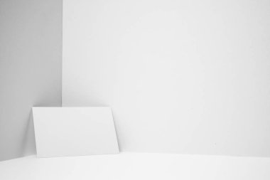 Mockup için beyaz arka planda boş kartvizit.