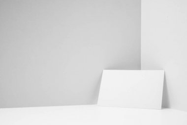 Mockup için beyaz arka planda boş kartvizit.