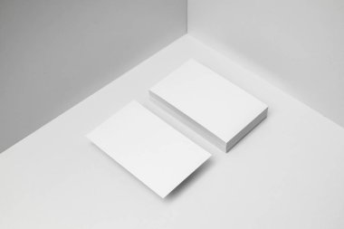 Mockup için beyaz arka planda boş kartvizitler.