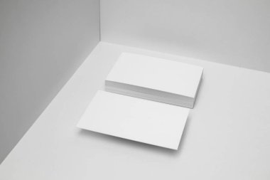 Mockup için beyaz arka planda boş kartvizitler.