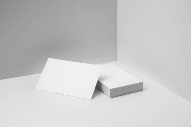 Mockup için beyaz arka planda boş kartvizitler.