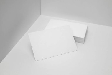 Mockup için beyaz arka planda boş kartvizitler.