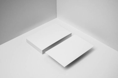 Mockup için beyaz arka planda boş kartvizitler.
