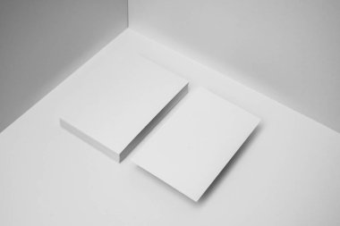 Mockup için beyaz arka planda boş kartvizitler.