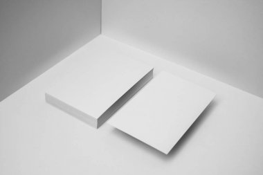 Mockup için beyaz arka planda boş kartvizitler.
