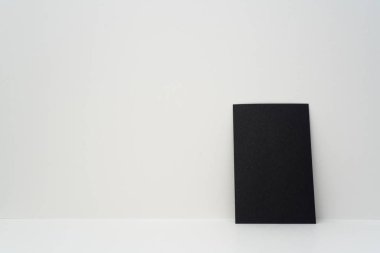 Mockup için beyaz arka plan üzerinde siyah kartvizit.