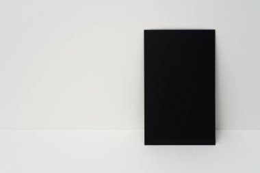 Mockup için beyaz arka plan üzerinde siyah kartvizit.